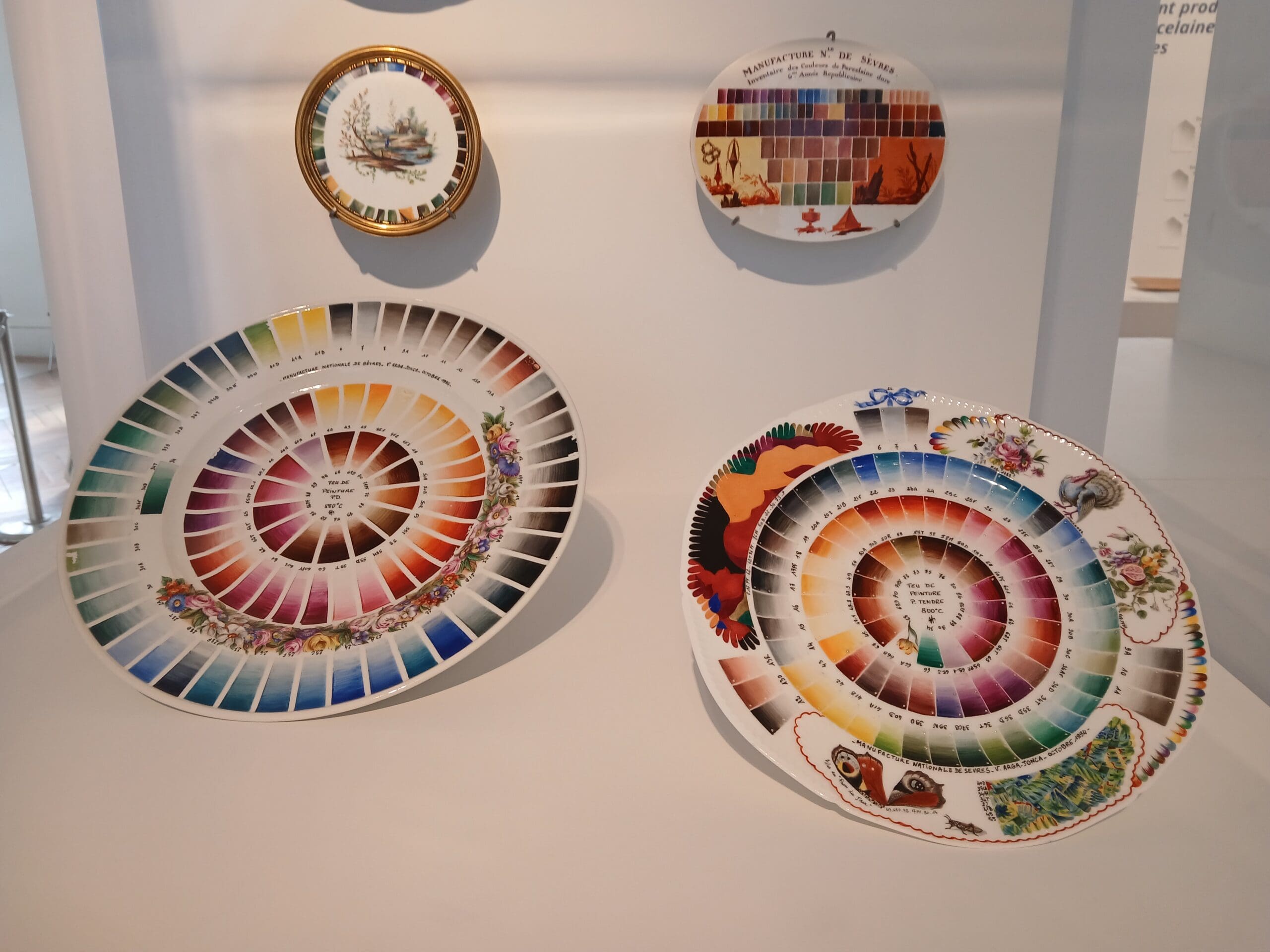 Photo vitrine musée de Sèvres - palette de couleurs